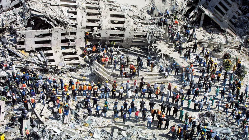Salvatorii trec prin resturile World Trade Center.