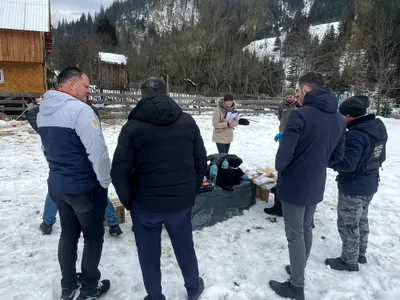 Cercetările criminaliștilor la fața locului, în Broșteni FOTO: Alina Iosif/ Adevarul