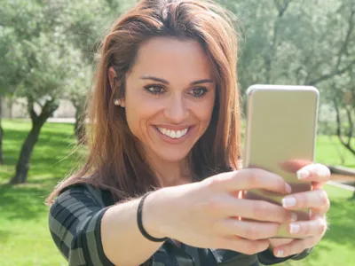 Femeie cu smartphone - Foto: Magnific (rol ilustrativ)