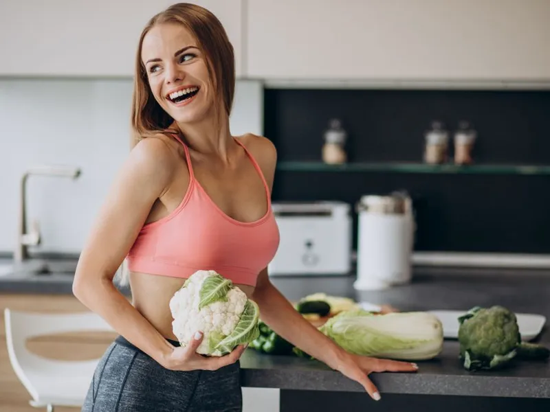 Femeie la bucătărie, pregătindu-se să gătească legume - Foto: Freepik/senivpetro