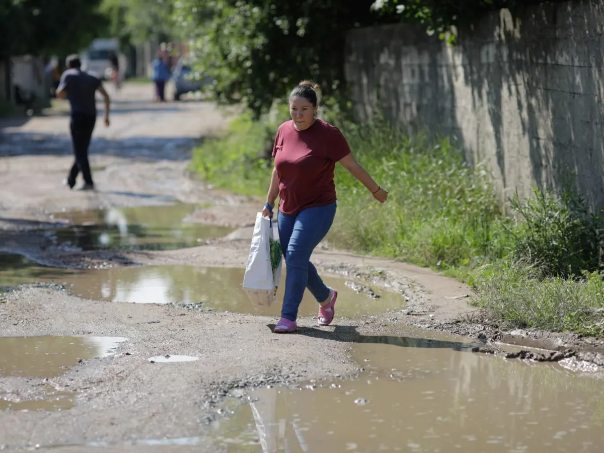 8 iunie 2021. O femeie merge pe strada Drăganului, la limita dintre Bucureşti şi oraşul Bragadiru - Foto: INQUAM PHOTOS/George Călin