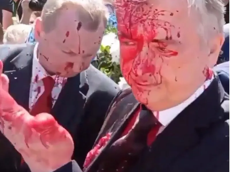 Ambasadorul Rusiei în Polonia, Serghei Andreev, a fost stropit luni cu o substanţă roşie / FOTO: captură video