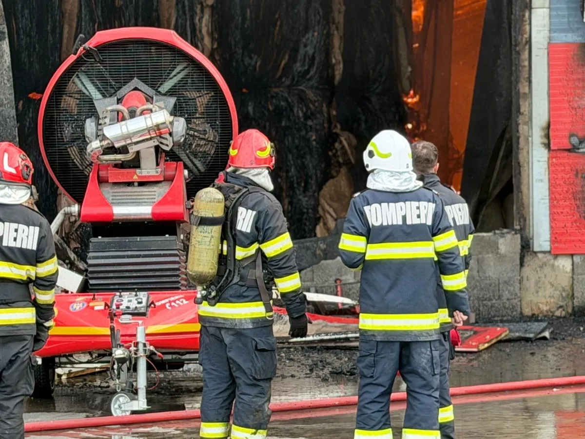 Pompierii încă sunt la fabrica distrusă de incendiu - Foto: ISU Mehedinți