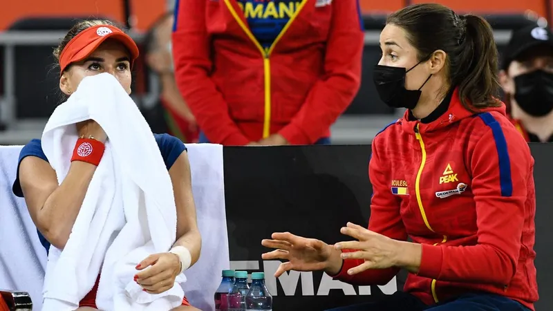 Romania vs Italia. Billie Jean King Cup. Irina Bara, sfătuită în pauză de căpitanul jucător Monica Niculescu. Cluj, 16 Apr 2021 - Foto: Profimedia Images - imagine cu caracter ilustrativ