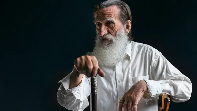 Un român în vârstă de 103 ani a mers la vot. Ce mesaj a trimis bătrânul? Foto: Freepik (fotografie cu caracter ilustrativ)