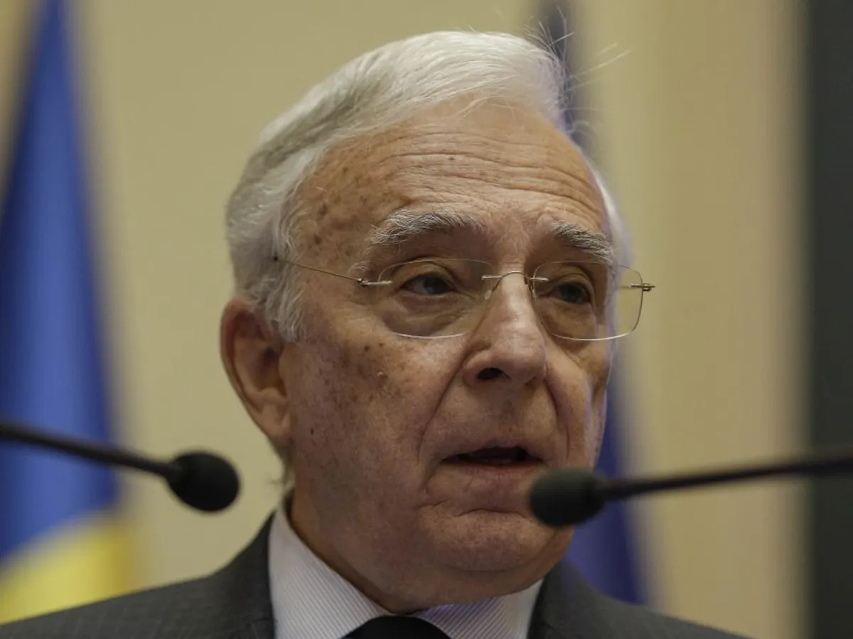 Guvernatorul BNR Mugur Isărescu, vorbind la o conferinţă dedicată NATO - Foto: INQUAM PHOTOS/Octav Ganea