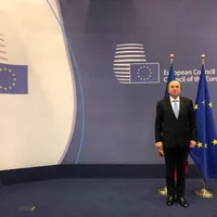 Lui Tudorel îi place la steaguri, fie că sunt ale UE (acum) sau ale RSR (acum 40 de ani)/FOTO: Facebook