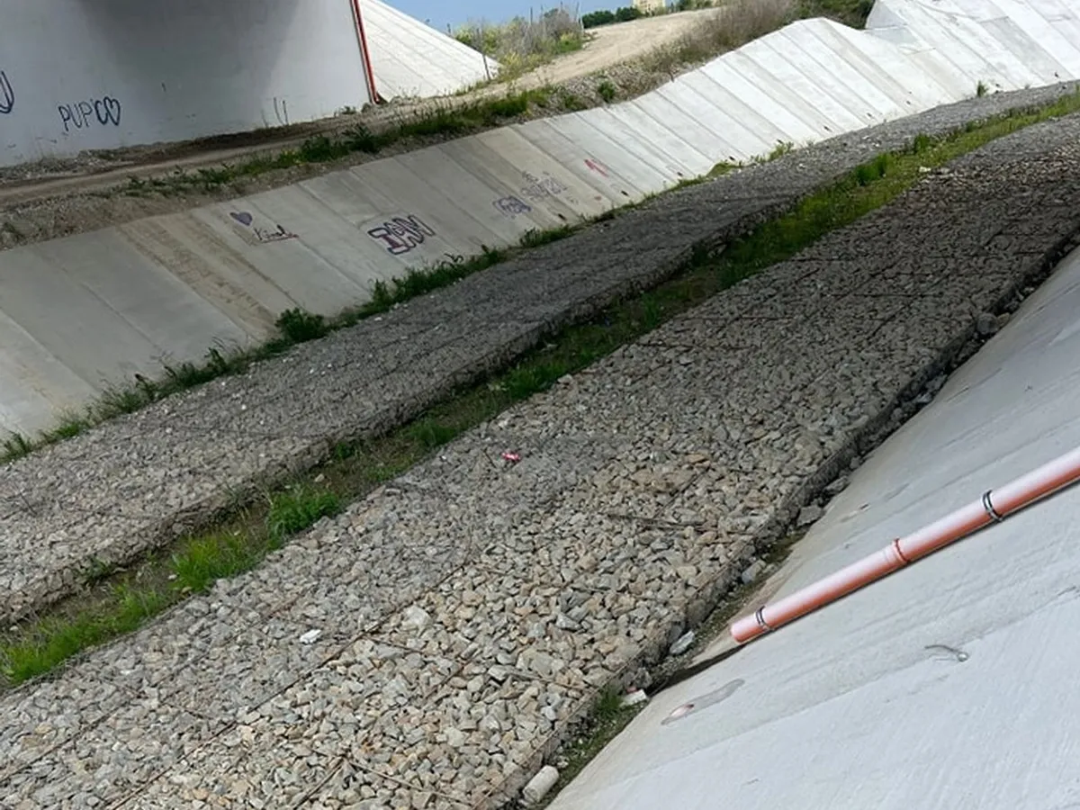 Au fost furate plasele care susțin pietrele din gabioanele montate pe DEx 12. - Foto: Facebook/DRDP Craiova