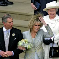 DEZLEGARE  Prințul Charles și Camilla, alături de regina Elisabeta, părăsesc capela de la Castelul Windsor după o ceremonie de binecuvântare a căsătoriei lor în 2005