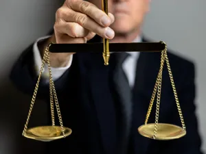Judecătorii au 1.500 lei spor condiții grele, confidențialitate: 1.400, risc: 5.500 lei. Protestează - Foto: Freepik
