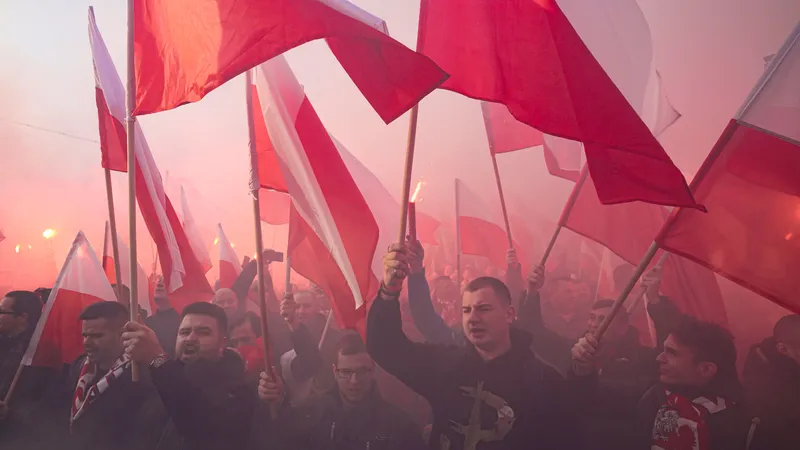 Zeci de mii de extremiști au organizat un marș al „patrioților” în capitala Poloniei/FOTO: nytimes.com