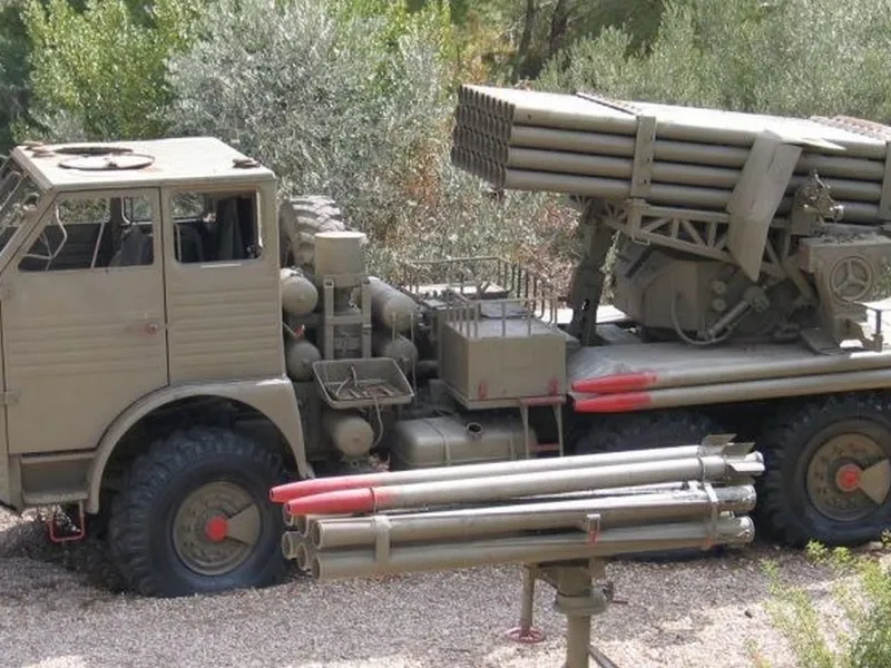 Lansatoare multiple de rachete românești MLRS APR-40 montate pe camioane DAC - Foto: defencedb.com