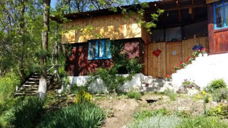 Locul unde erau cazaţi „Copiii soarelui”. Sursa: meditatie.ro