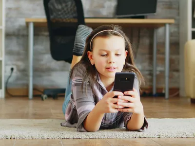 Copil care stă pe telefon Foto: Freepik (rol ilustrativ)