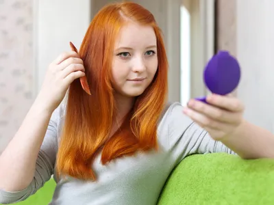 Fată roșcată care se pieptănă - Foto: Magnific.com (Imagine cu rol ilustrativ)