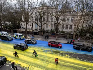 Un grup de activiști britanici au vopsit strada din fața ambasadei Rusiei în culorile Ucrainei - FOTO: Twitter/@ByDonkeys