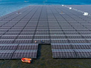 Hidroelectrica își face sistem fotovoltaic flotant pe un lac de acumulare. Costă 39.250.000 lei - Foto: Profimedia Images