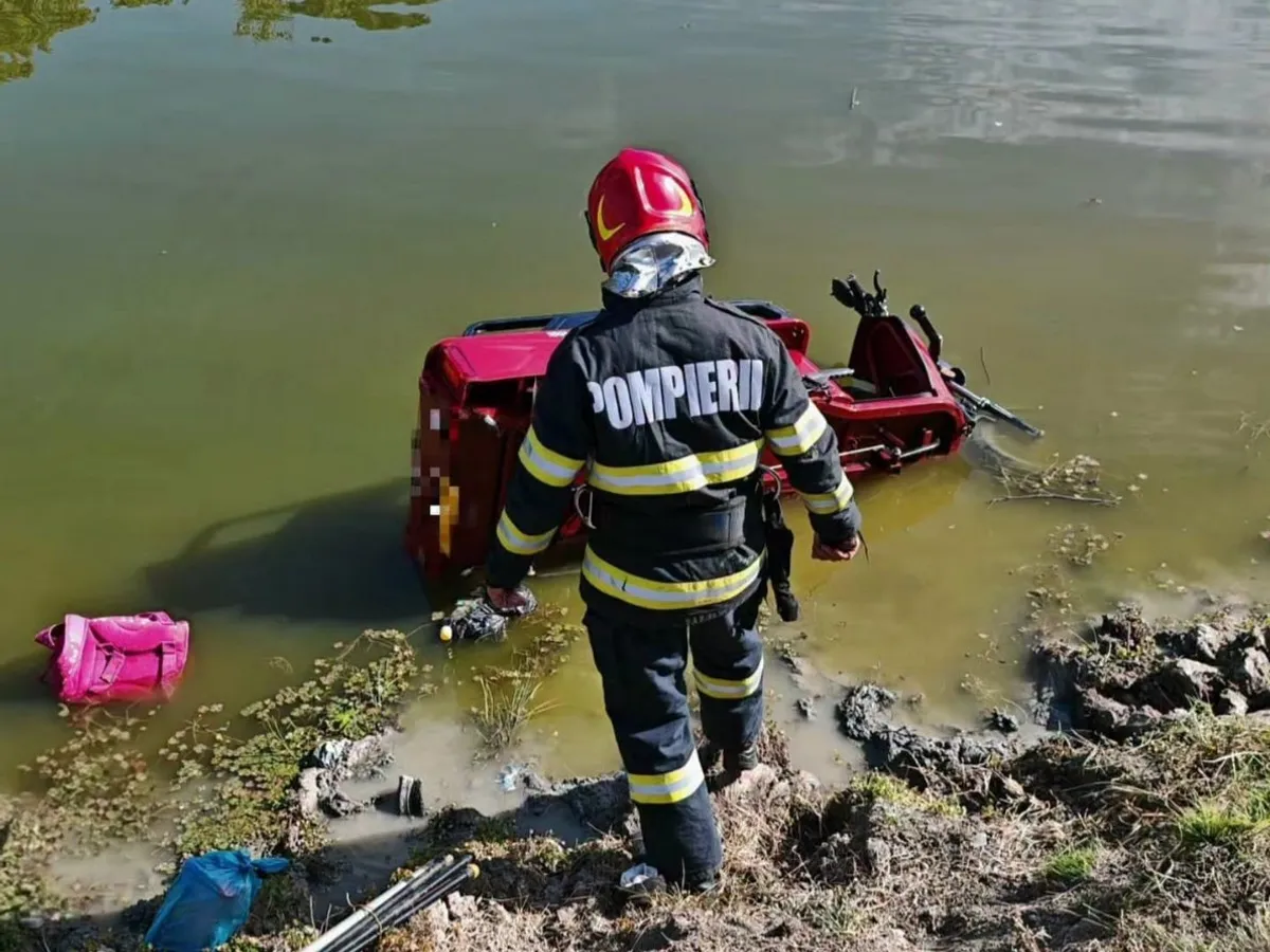 Doi pensionari au căzut cu un triciclu electric într-un canal de irigații plin cu apă și au ajuns la spital - Foto: ISU Giurgiu
