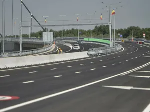 Foto: Podul are serioase probleme de structură Sursa: Agerpres