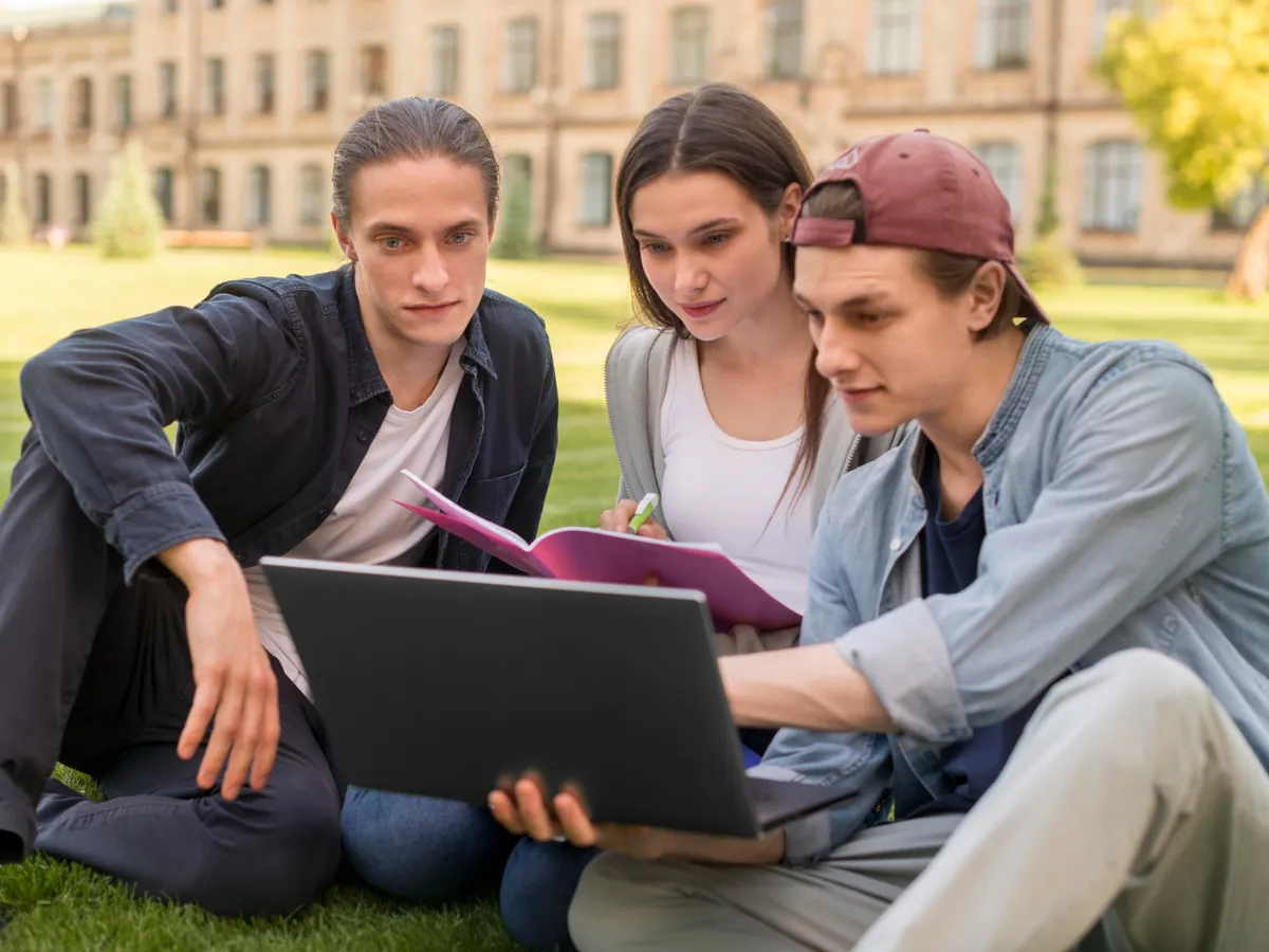 Studenți pe iarbă - Foto: Freepik