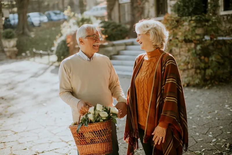 Pensionari la pensie, în parc - Foto: Freepik