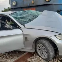 Un BMW a fost făcut „terci” de un tren de persoane în Ialomița, la Alexeni. / Foto: Info Trafic 24, Facebook
