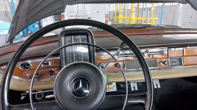 Un Mercedes „coadă de rândunică” din coloana lui Ceaușescu, la ITP în Vaslui. - Foto: Facebook/Valeriu Stoian