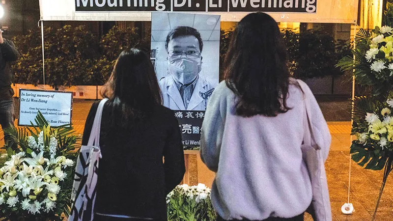 MOARTEA UNUI EROU Doctorul Li Wenliang, din Wuhan, este considerat un erou de chinezii de rând. A fost primul care a avertizat că noul coronavirus se transmite de la om la om. Guvernul l-a pedepsit. Ulterior, s-a infectat chiar el și a murit