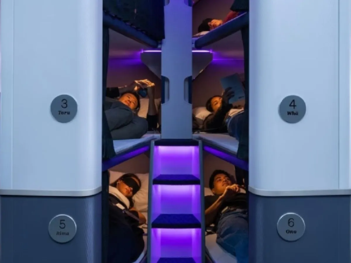 O companie aeriană introduce paturi suprapuse la clasa economică pentru zboruri lungi. Pe ce rute?