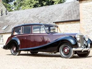 Starul licitației este, fără doar și poate, un Rolls-Royce Phantom IV State Landaulette din 1950.