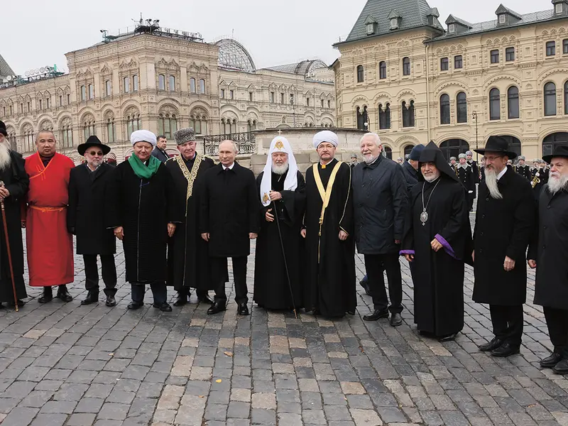 Președintele rus Vladimir Putin împreună cu lideri religioși după o ceremonie de depunere de flori cu ocazia Zilei Unității Naționale în Piața Roșie, la Moscova - Foto: Profimedia Images