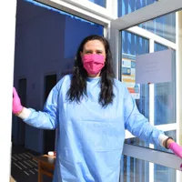 Coordonatoarea centrului de vaccinare, Raluca Irimia, are încredere că oamenii vor veni să se vaccineze Foto: Agerpres