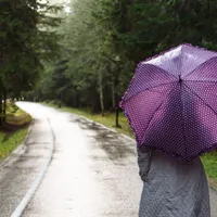 Persoană în ploaie - Foto: Magnific.com (Imagine cu rol ilustrativ)