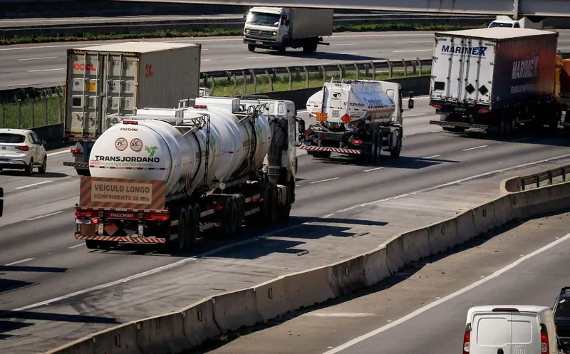 Cisterne cu benzină şi motorină gonesc pe o autostradă de l&acirc;ngă Sao Paulo, Brazilia - Foto: Profimedia Images