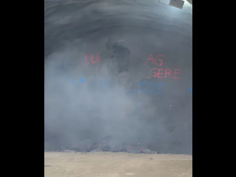 Imagini de colecție! Se vede lumina și la capătul Tunelului Alina de pe Autostrada A1 - Foto: captură video