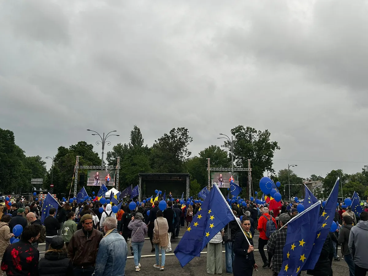 FOTO Manifestație pro-Europa la București. Sute de oameni s-au strâns în Piața Victoriei