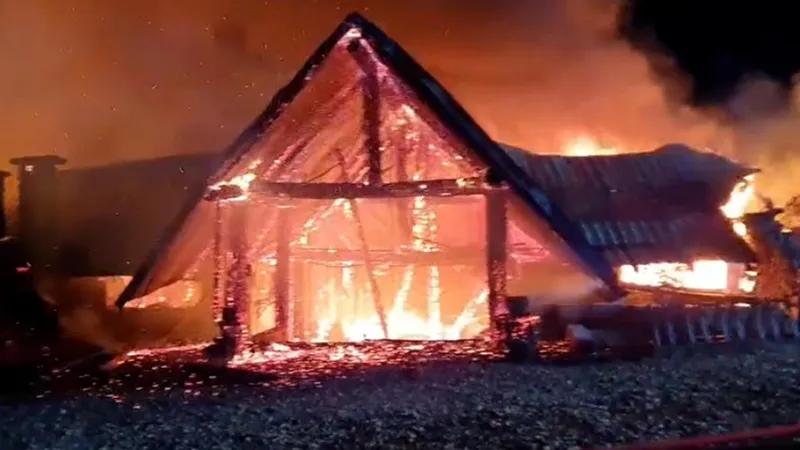 Planul roșu de intervenție în a doua zi de Crăciun după ce o pensiune a luat foc. Sunt multe victime - Foto: ISU Prahova