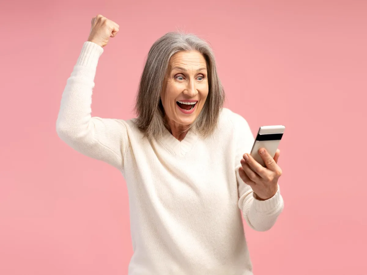 Pensionar care ia pensie pe card - Foto: Freepik