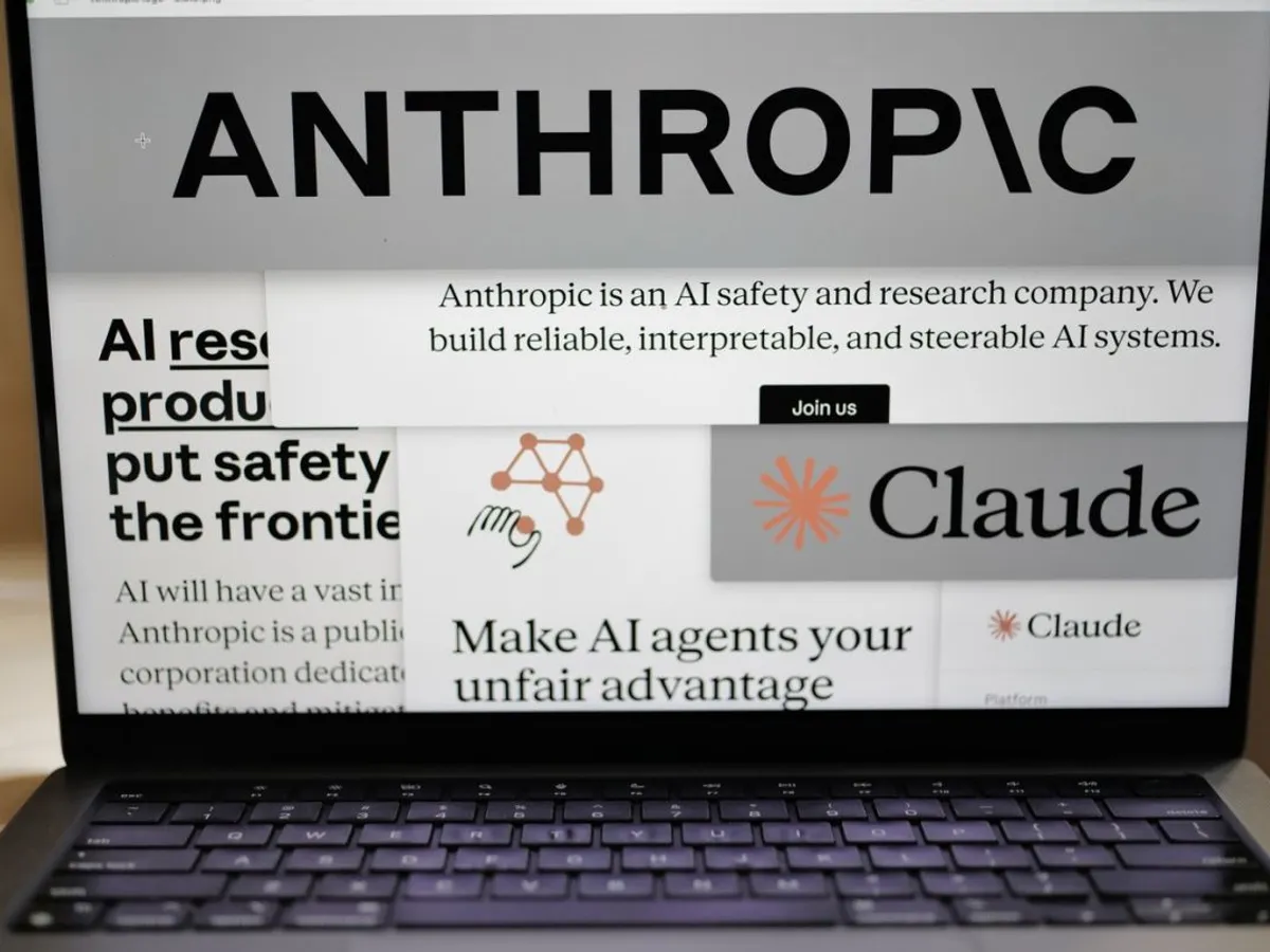 Pagini de pe site-ul Anthropic și logo-urile companiei sunt afișate pe ecranul unui computer - Foto: Profimedia Images