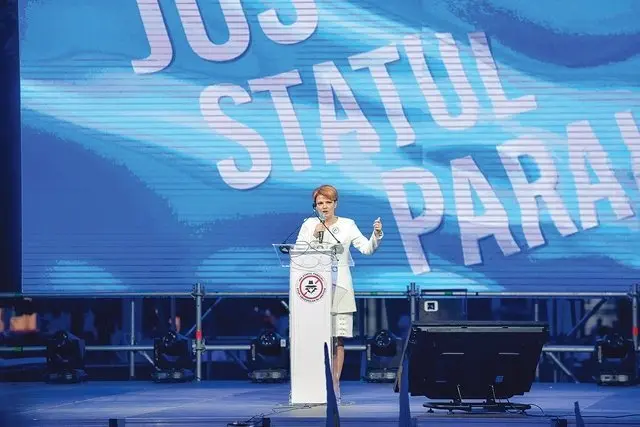 PÂNĂ LA CAPĂT Ministrul Muncii, Lia Olguța Vasilescu, se plânge de „abuzurile statului paralel“ la adresa ei, la mitingul PSD din 9 iunie. Foto Inquam Photos/Bogdan Dănescu