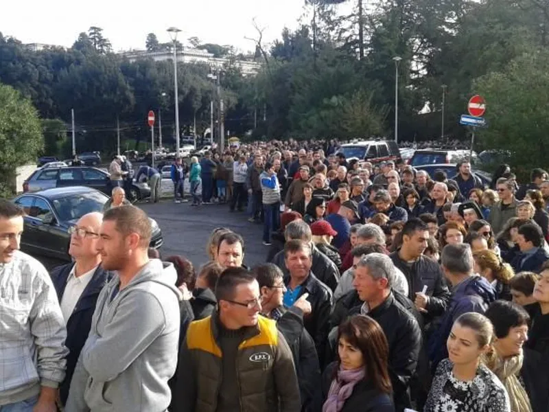 Cetatenii romani care stateau la coada pentru a vota in cadrul celui de-al doilea tur al alegerilor prezidentiale, în 2014, la sectia de votare amenajata în incinta Academiei Romane din Roma. Foto: Agerpres