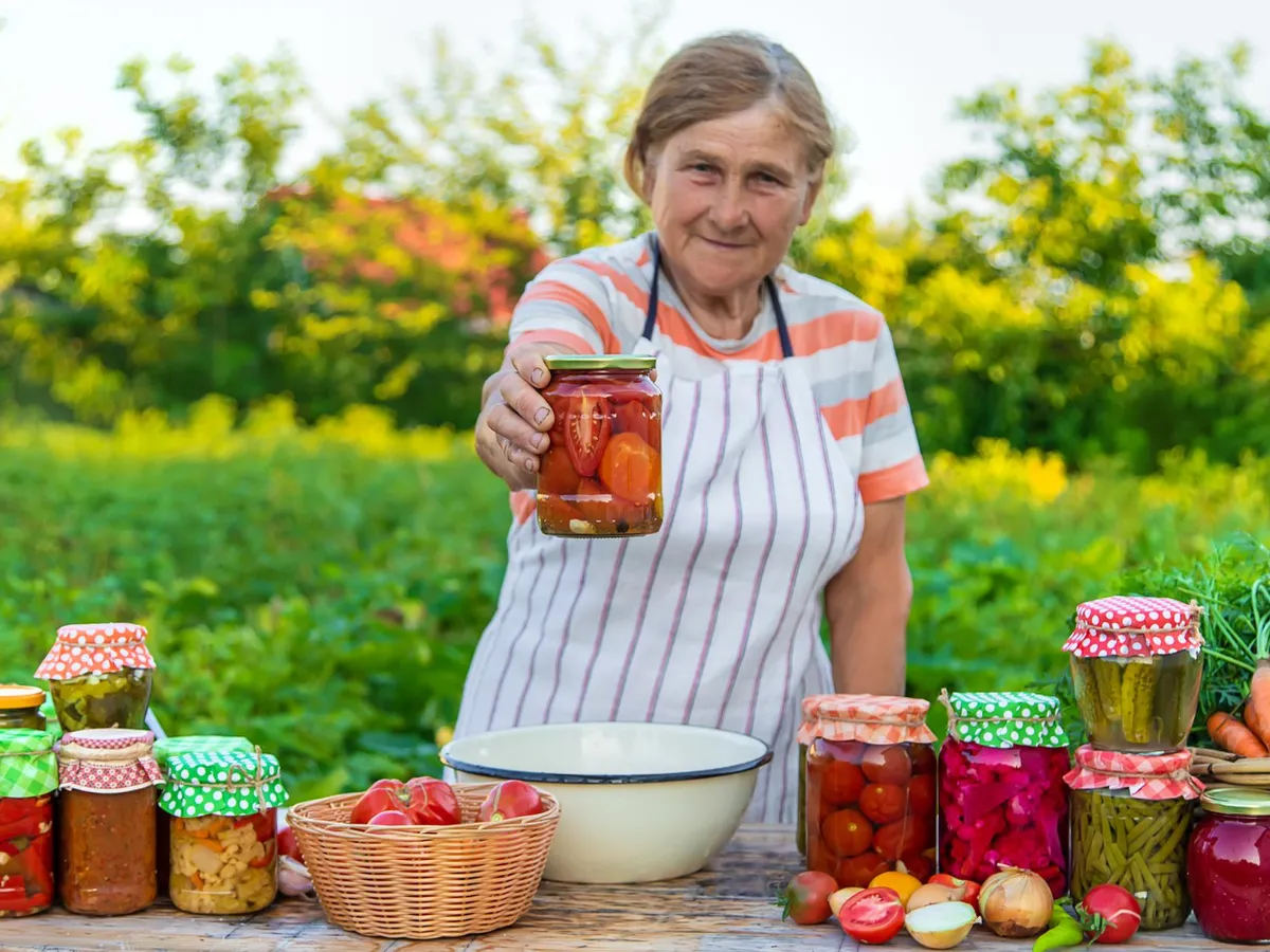 Cum să deschizi ușor un borcan cu murături care este strâns prea tare? Ai nevoie de un elastic și un cuțit