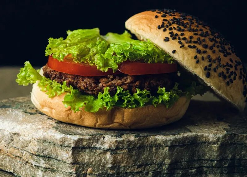 Burger cu salată verde - Foto: Pexels/Yuan Cao