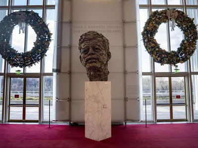 Un bust al lui JFK este expus la Centrul John F. Kennedy pentru Arte Performative, recent redenumit „Centrul Trump Kennedy” - Foto: Profimedia Images