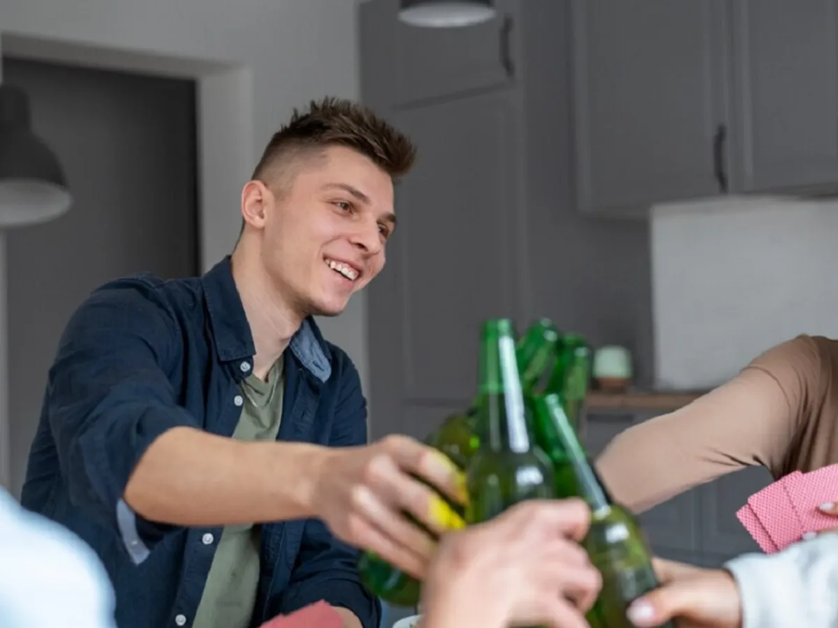 Cum scapi rapid de mahmureală cu supă și pâine prăjită? Îți iau greața și durerea de cap - Foto: Freepik.com (rol ilustrativ)