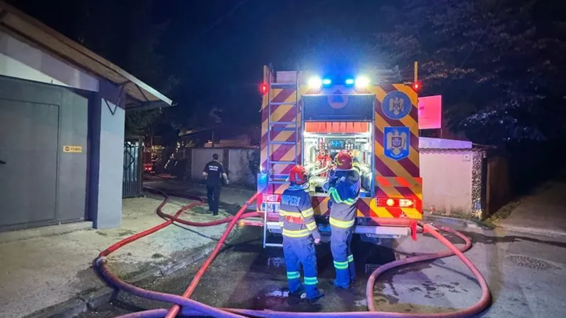 Incendiu puternic în Capitală. Au ars un garaj și 4 mașini. Zece persoane s-au autoevacuat - Foto: News.ro