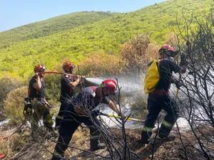 Pompierii români luptă cu flăcările din Grecia. FOTO: IGSU/Facebook