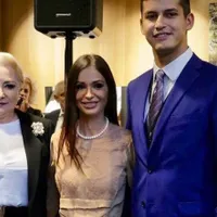 Fiul lui Adrian Năstase (foto dreapta alături de iubită și Dăncilă) și-a deschis camping la mare / Pro Tv