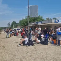 Haos în Costinești după Beach Please. Tinerii așteaptă trenul chiar pe șine pentru a merge acasă - Foto: Observator (imagine cu rol ilustrativ)
