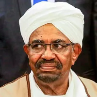 Fostul dictator sudanez Omar Hassan al-Bashir, căutat pentru „genocid” în Darfur, predat CPI. / Foto: bbc.com